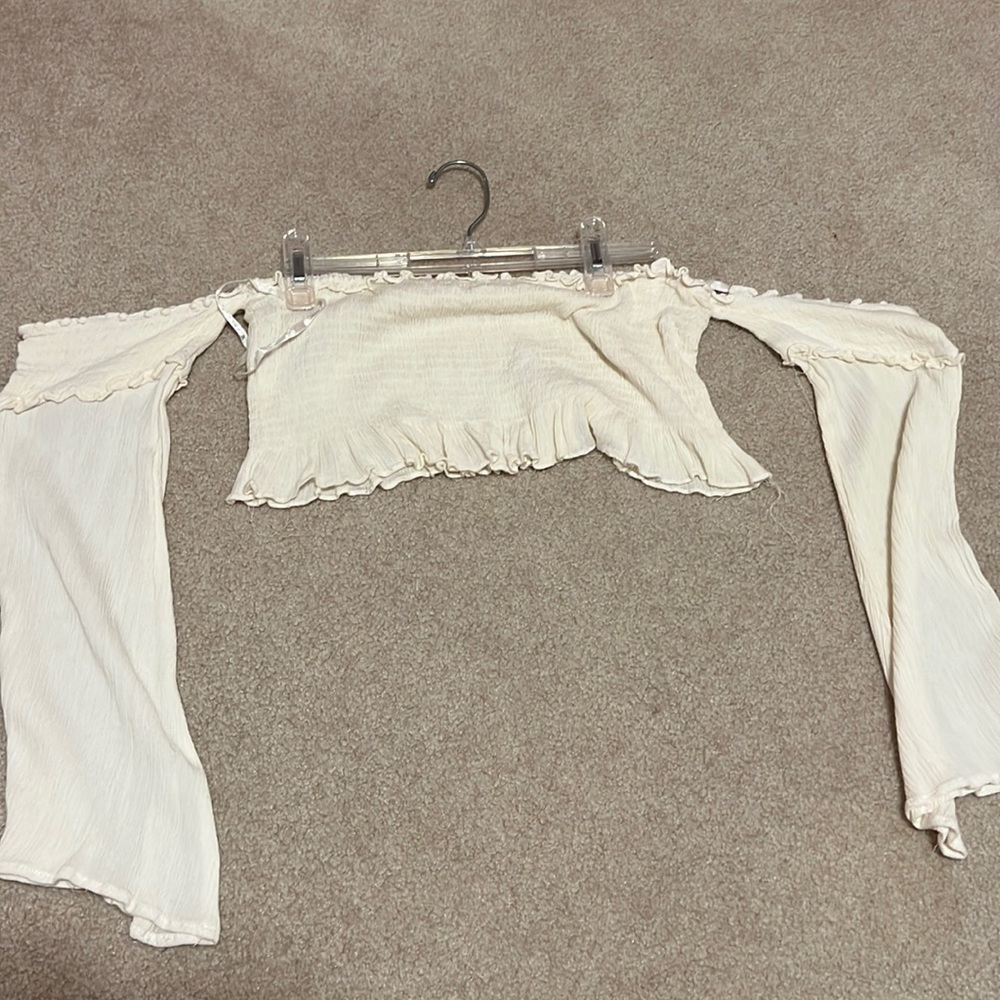 Crop flowy top with sleeves!